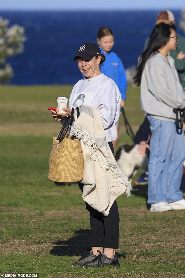 She completed her look with a pair of black sneakers and sported a navy blue cap.