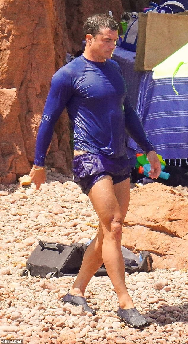 Meanwhile, Orlando sported a blue swim top and matching shorts.