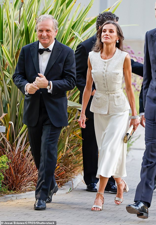 Queen Letizia looked elegant in a white dress with a tweed vest and satin skirt combined with sandals.