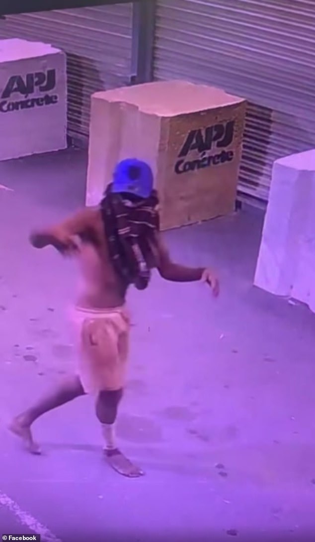 With his face disguised, a young man prepares to throw himself against the rolling metal door of a liquor store to drink alcohol, a product that continues to cause robberies last weekend.