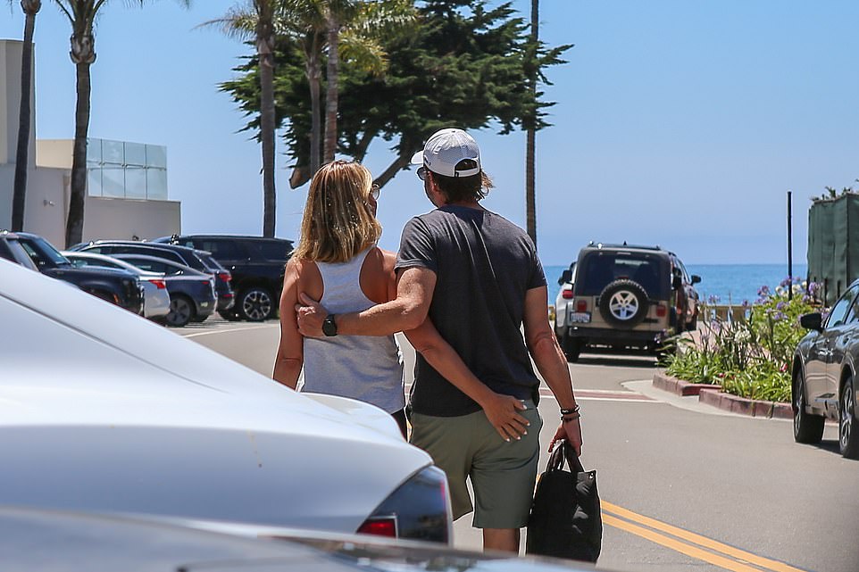 The couple had no problem getting cozy at the exclusive Butterfly Beach club, where membership costs $2,500 a month.