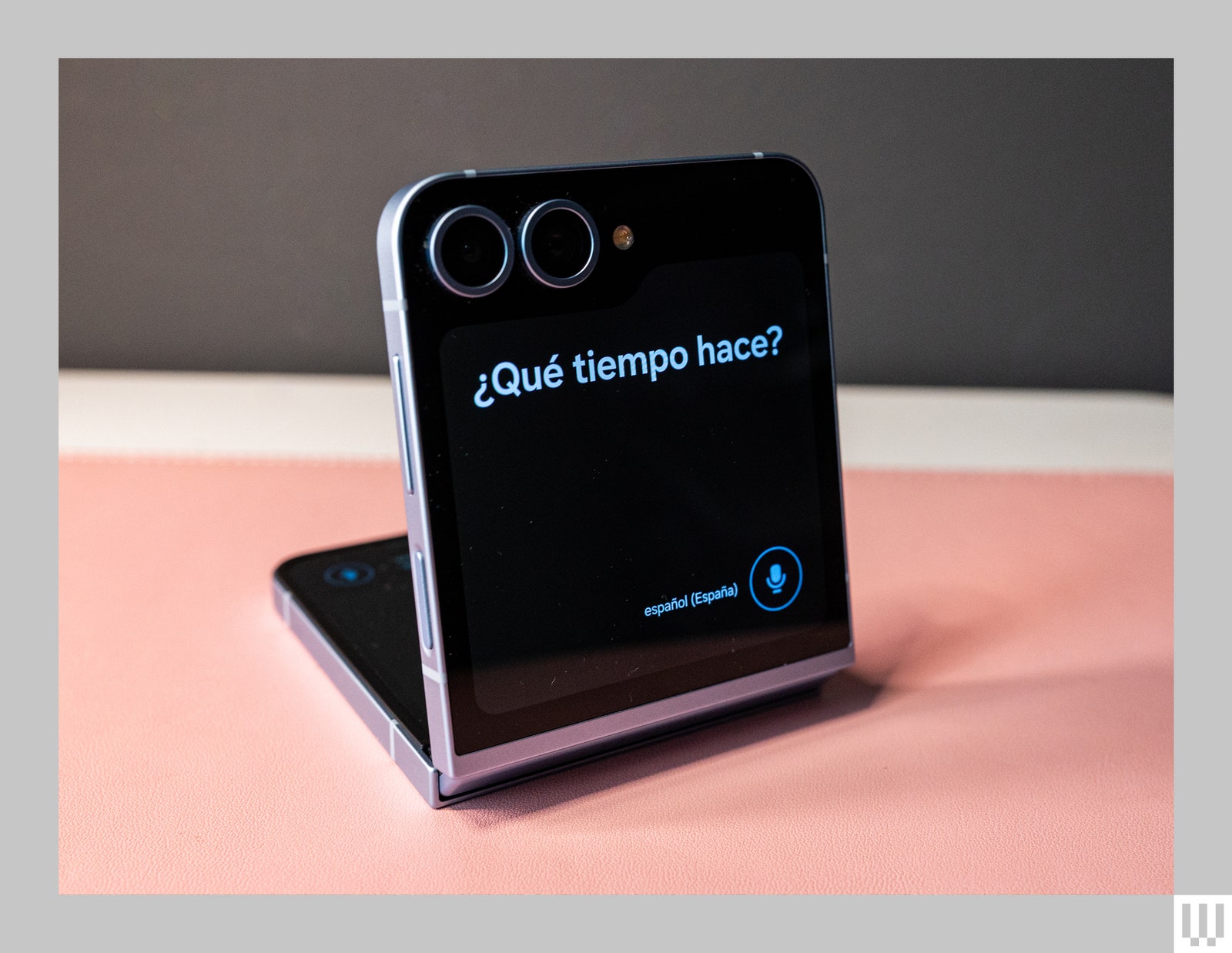 Vertically positioned folding mobile phone with screen displaying a Spanish translation