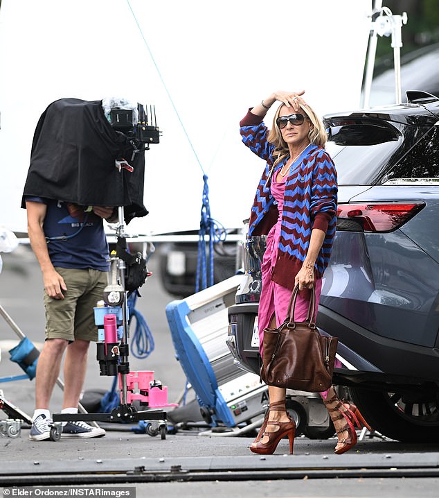 While preparing to film a scene in Scarsdale, New York, a residential suburb north of New York City, the 59-year-old actress could be seen sporting a pair of oversized black sunglasses and a pair of sky-high heels with straps around her ankles.