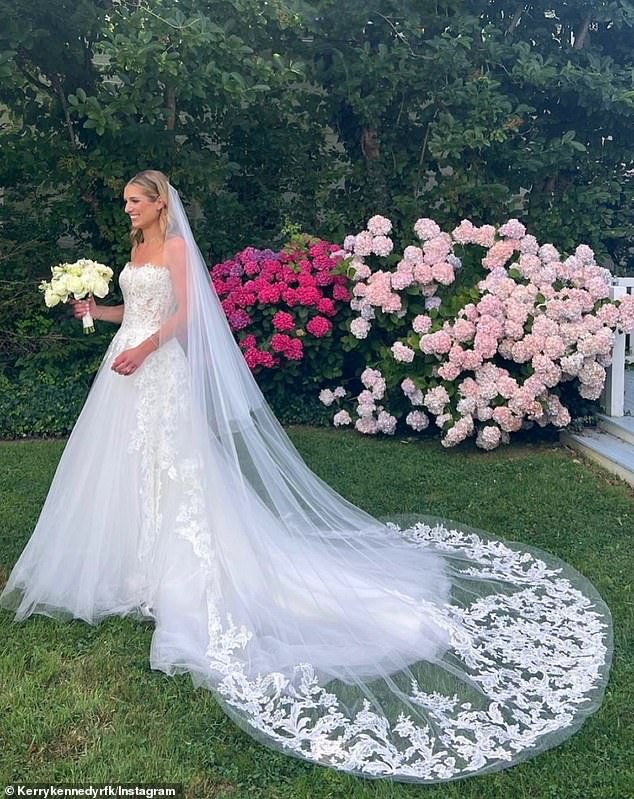 Mariah married her longtime boyfriend Tellef Lundevall, whom she met in 2012, while wearing a stunning strapless lace Vera Wang gown with an elaborate veil.