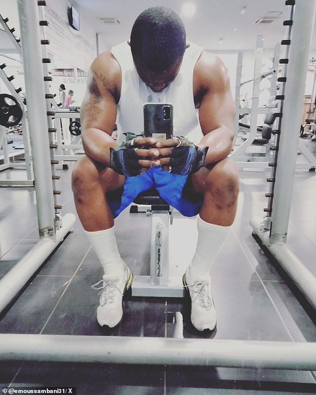 'Eric the Eel' takes a selfie at the gym