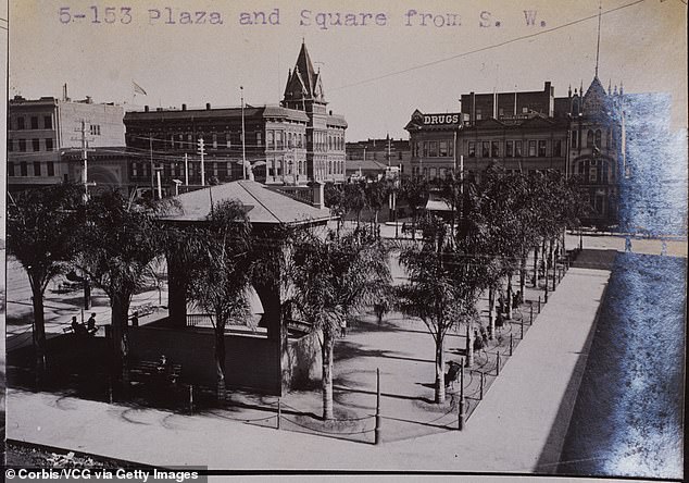 This historic photograph taken sometime between 1905 and 1906 shows another public plaza in San Diego.