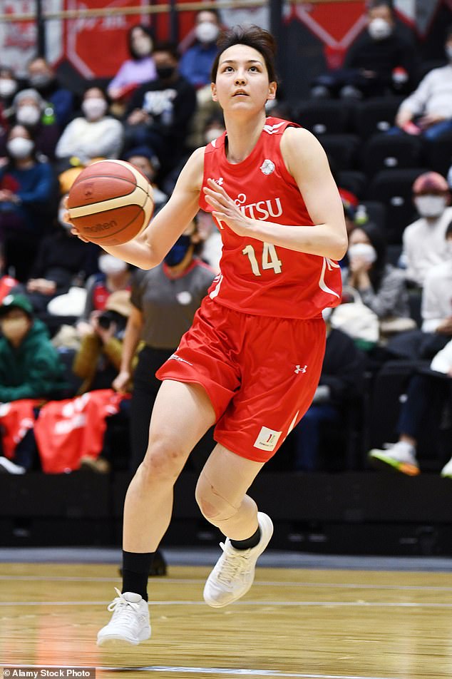 Tanaka played for Fujitsu Red Wave of the Japan Women's Basketball League.