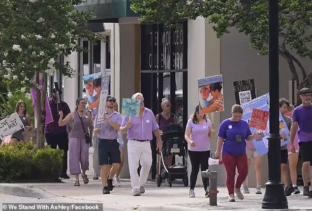 Protesters outside a Florida courthouse on Monday showed their support for the former dancer who accused her late husband of domestic abuse.