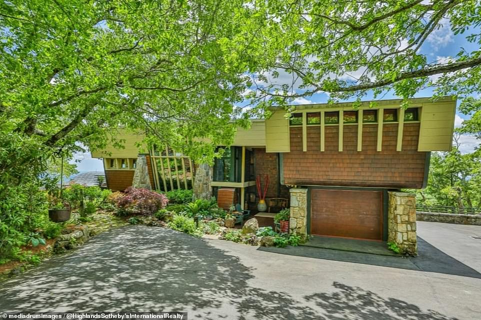 Designed by Frank Lloyd Wright protégé Jim Fox, the rural home features a modernist façade.