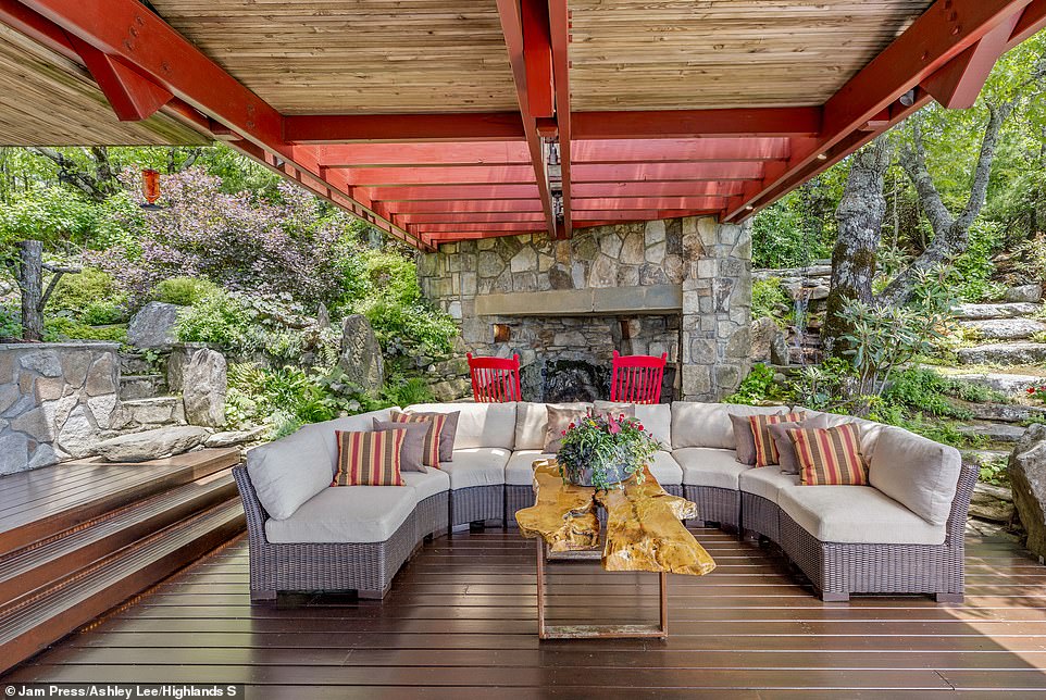 There is also an additional seating area on the porch tucked into the mountainside.