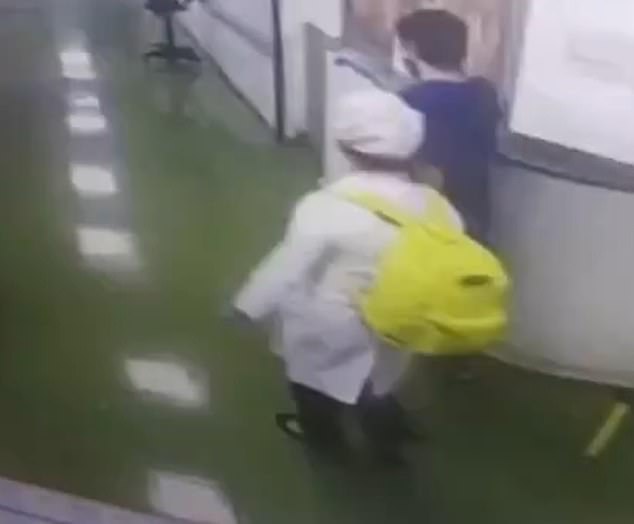 Surveillance cameras showed the moment when a woman dressed as a doctor headed to the exit of the Federal University Hospital of Uberlândia with the newborn baby in her backpack.