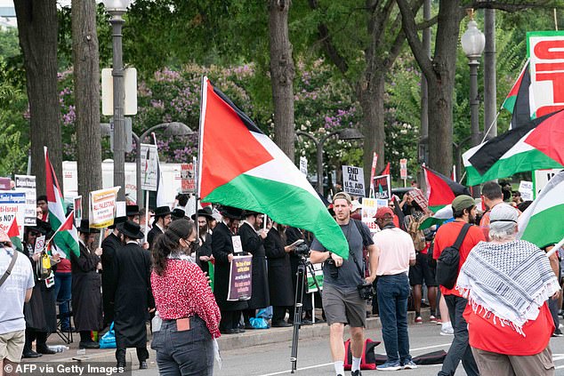 Thousands of people gathered before the speech to demonstrate against the Israeli leader.