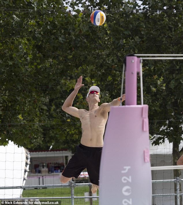 The training session took place in 25-degree heat at midday and just a few metres from where the French women's volleyball team was training.