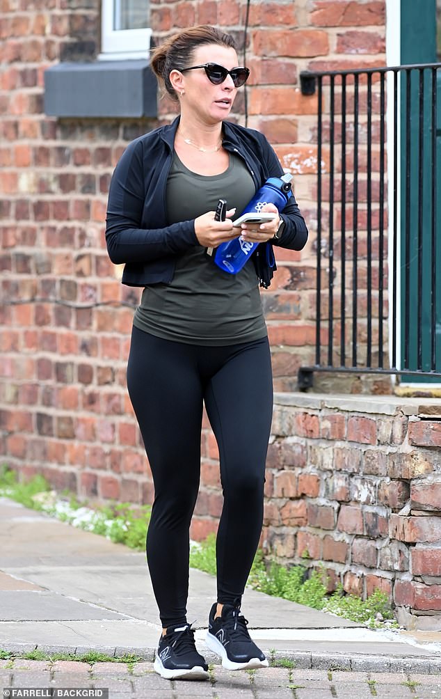 The mother of four kept comfortable in a pair of black New Balance sneakers.