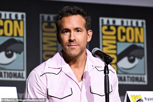 Ryan took the stage in a pink, short-sleeved button-down shirt and forest green pants for the panel in Hall H.