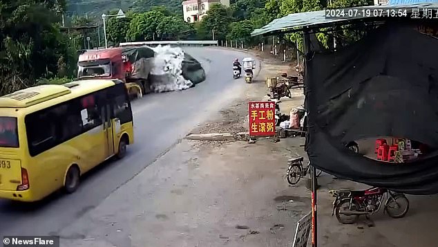 Hilarious footage shows the moment a truck in Shuicheng County, Liupanshui, Guizhou, turned a corner too quickly, causing its load of beer to spill.