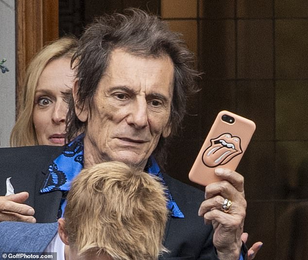 Ronnie took a photo of the happy couple with his phone that was on the cover of the Rolling Stones.