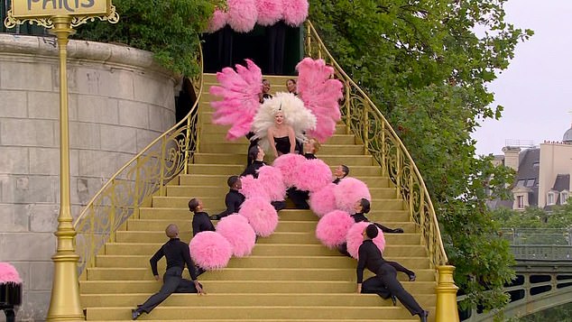 The Grammy winner went on to sing Mon Truc en Plume (My Thing with Feathers) in French in a one-minute routine.