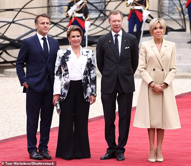 In the picture: Maria Teresa, Grand Duchess of Luxembourg, and Henri, Grand Duke of Luxembourg, with the Macrons