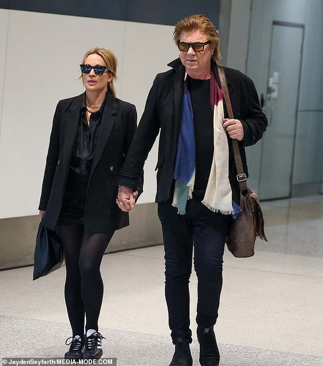 She completed her look with black dress shoes, stylish sunglasses and a brown handbag as an accessory.