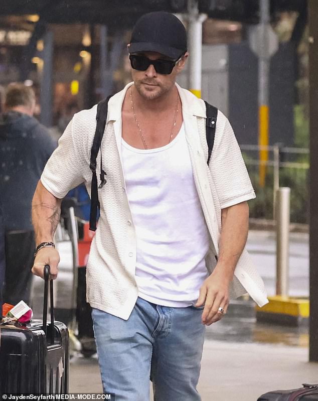 The Thor star added a pair of baggy blue jeans and a pair of much-loved white sneakers.