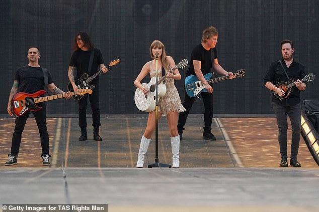 She was joined on stage by a host of guitarists during the extravaganza.