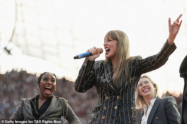 Taylor wore a shiny black blazer during the set.