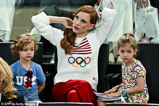 Showing her support for her native United States, she wore a white jersey adorned with the American flag and the Olympic rings.