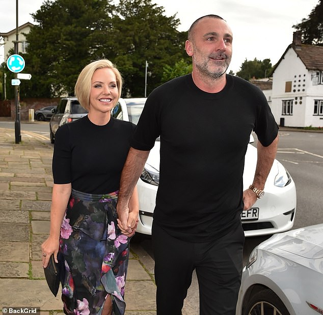 Wearing strappy sandals on her feet, she carried her evening essentials in a simple handbag.