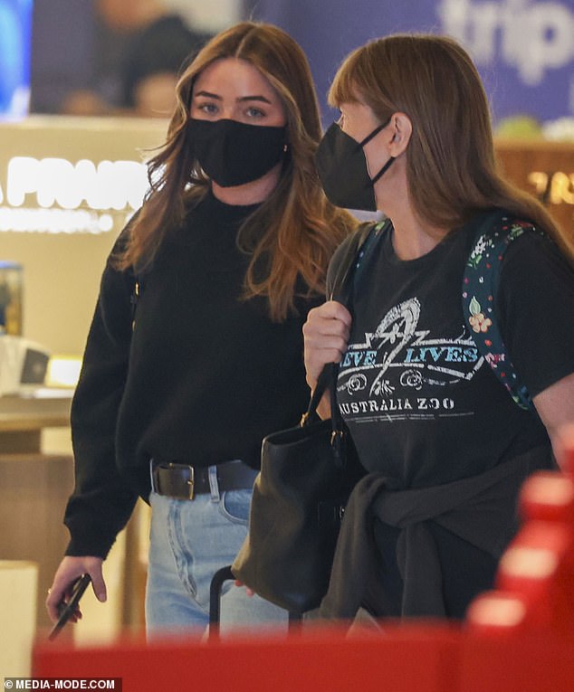 Charlotte also seems to get along very well with Robert's mother, Terri, and the two chat at the airport.