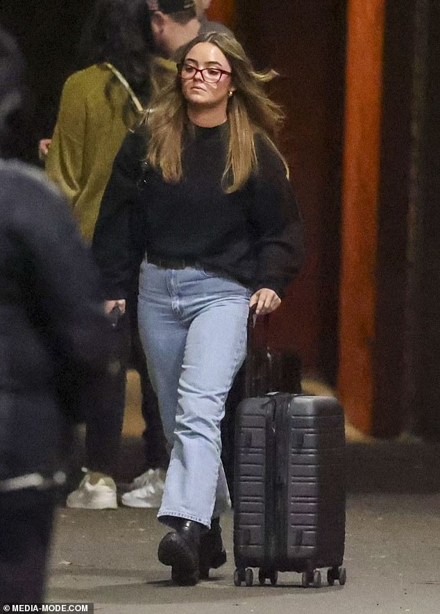 The brunette pushed her suitcase along the path as she walked towards the Sydney hotel.