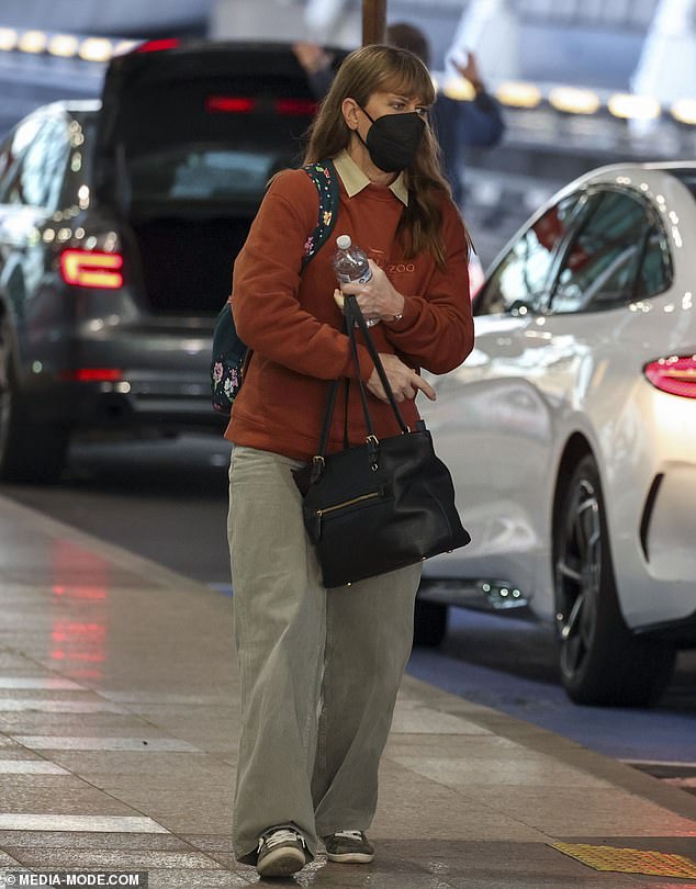 She also carried a floral backpack and a black purse.