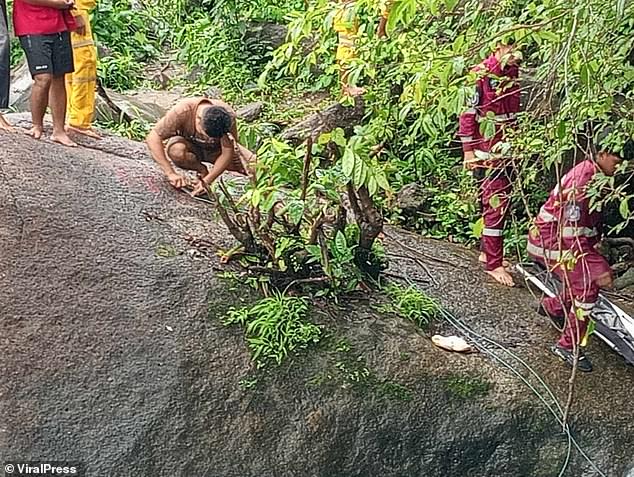 The young woman was swept downriver by the strong current and her body was trapped between two large rocks.