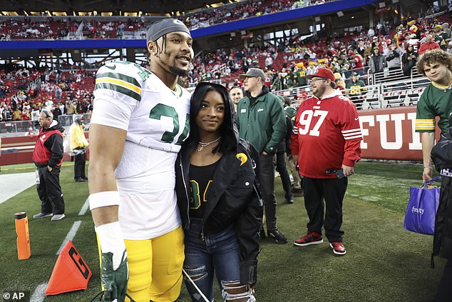 Owens (left) recently left the Packers to sign with the rival Chicago Bears.