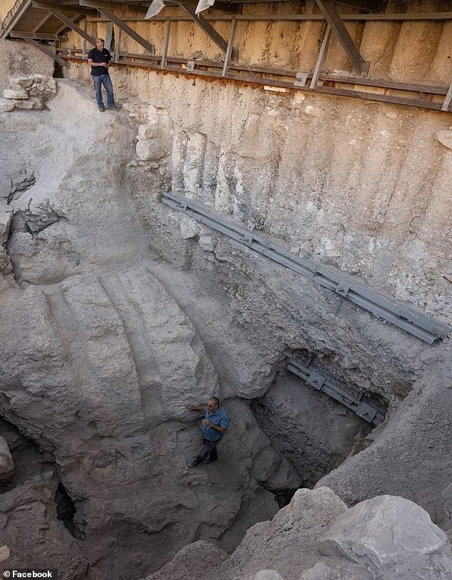 The structure was first discovered in the 1960s by British archaeologist Kathleen Kenyon, who noticed that the moat was slightly east of the present-day Givati ​​parking lot. Kenyon thought the formation was just a natural valley, however, her discovery turned out to be a continuation of the moat curving westward.