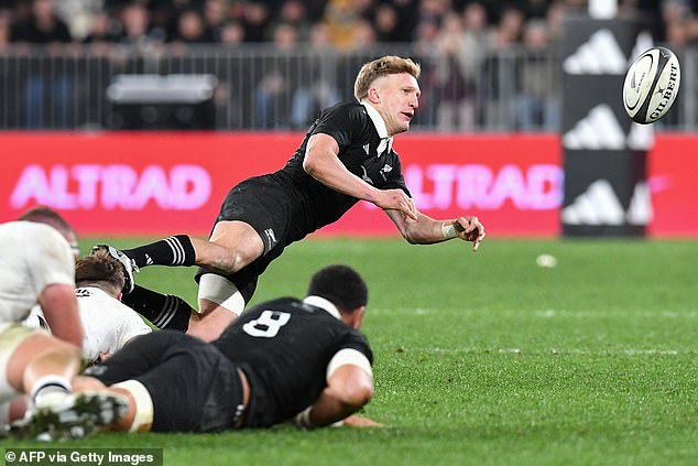 Damian McKenzie's late penalty secured victory for the hosts, who trailed 15-10 early in the second half.