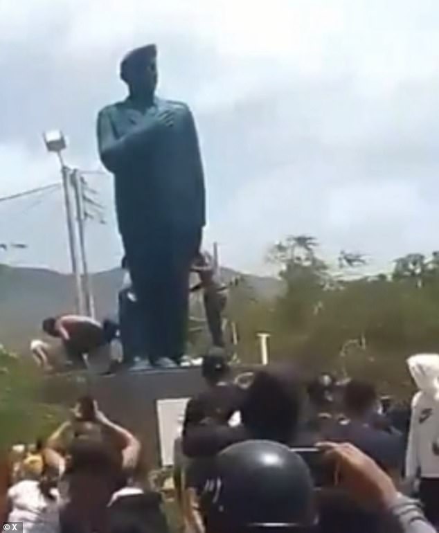 Statue torn down in protest against Nicolás Maduro