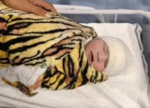 The girl was stolen from the Outpatient Clinic of the Federal University Hospital of Uberlândia just three hours after being born by Caesarean section.