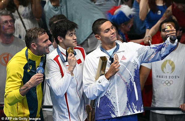 The Australian superfish even posed for a selfie with Pan and bronze medalist David Popovici.