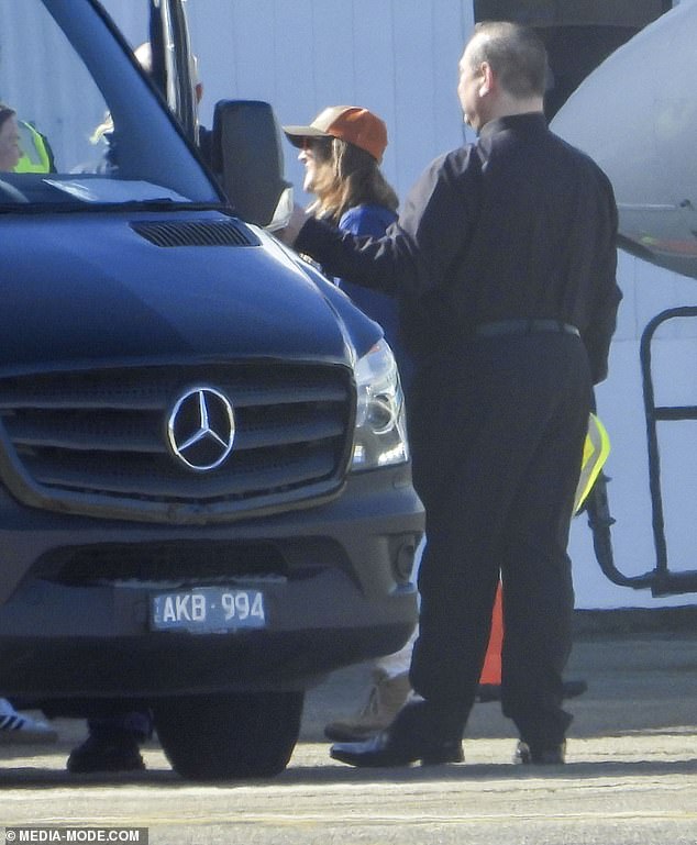 Her unique combination of comfort and style was on full display as she was escorted off the plane by her entourage, proving once again why she remains a fashion icon.