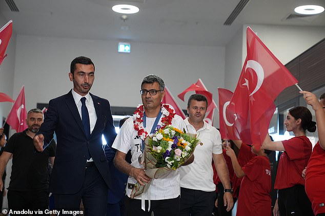 Dikec's calm attitude in Paris allowed him to return to Turkey with a hero's welcome (seen on Thursday).