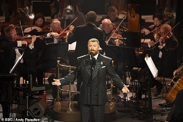 During the performance, the singer opted for a quick outfit change and changed into an elegant black polka dot double-breasted suit.