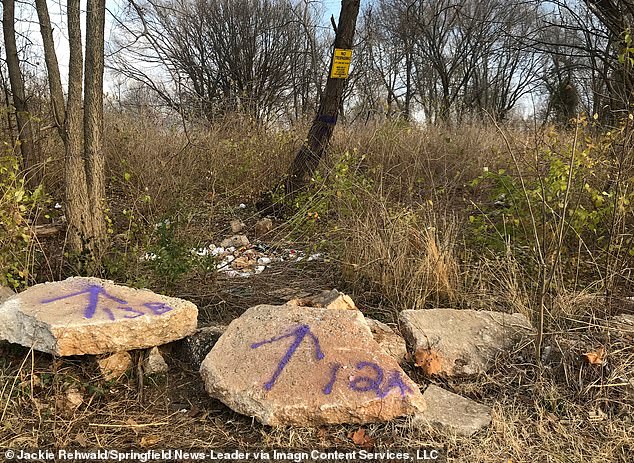 Landowners often paint other objects within their property boundaries besides trees, including rocks. Some also combine the painted markings with actual signs. 