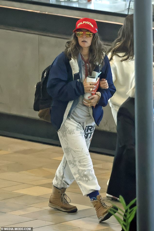 She added a slate-colored T-shirt under a navy bomber jacket and wore a pair of comfortable Ugg boots.