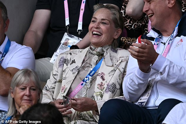 The actress seemed to be enjoying herself during the men's tennis final.