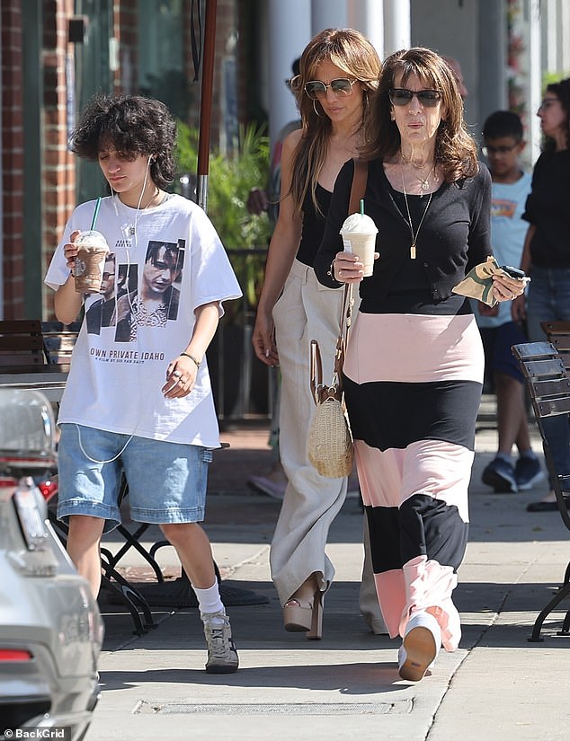 Lopez looked dejected as she had coffee with Emme.