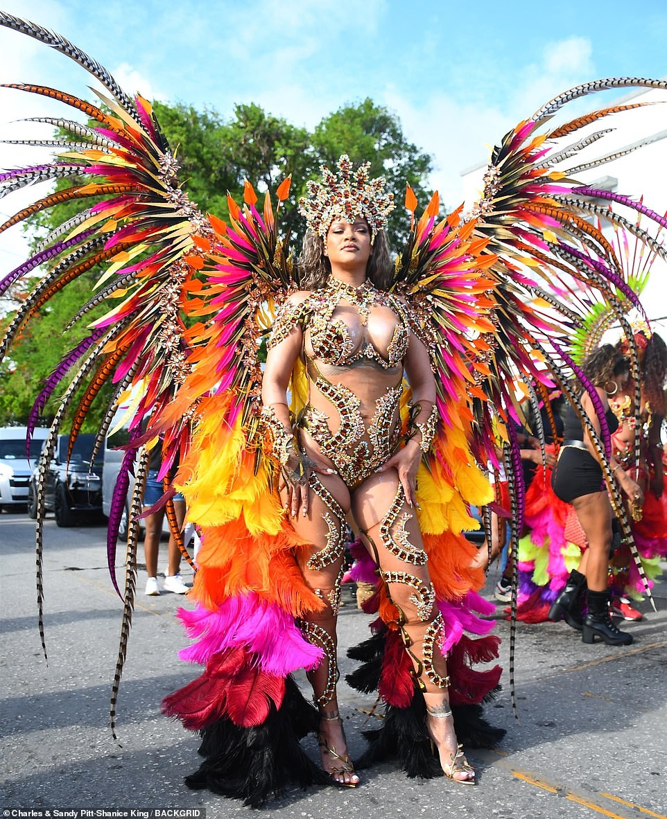 The footwear elevated the singer's 5-foot-8-inch height, and the shoes featured gold vines decorated with leaves covering her feet.