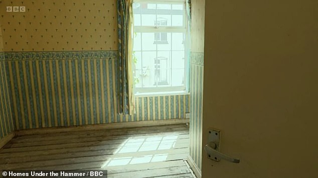 The old bedrooms, which received plenty of light, had yellowish wallpaper with blue details and old wooden floors.