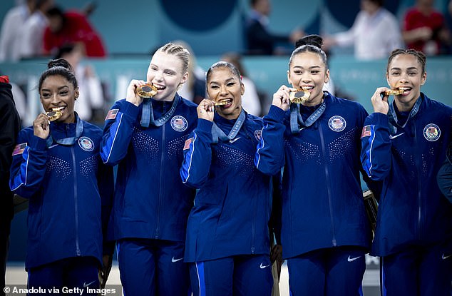 Simone Biles (left), Jordan Chiles (center), Jade Carey (second left), Sunisa Lee (second right) and Healy Rivera