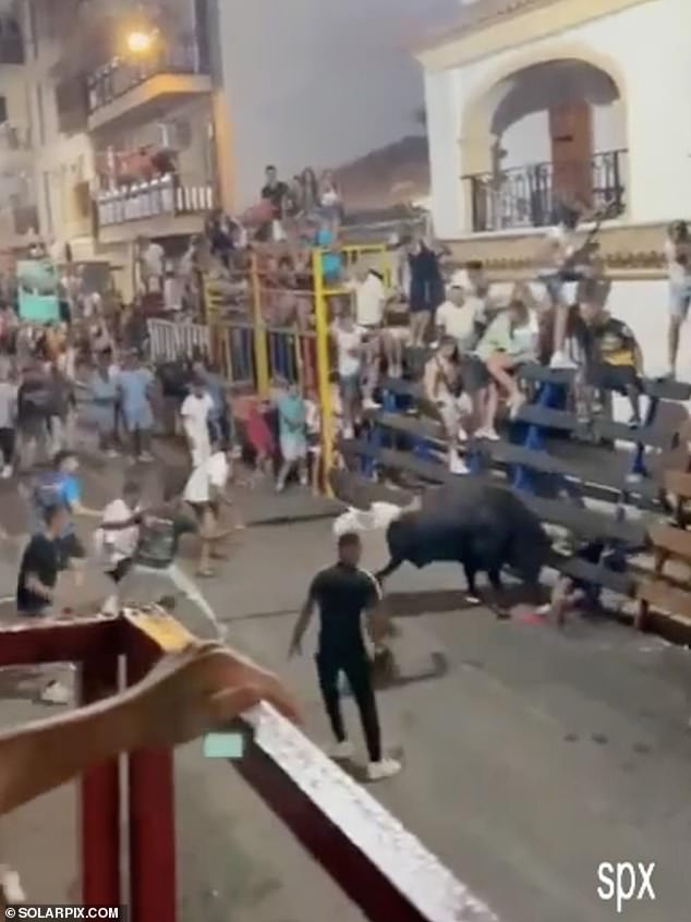 Some tried to help the man, but they could not cope with the strength of the bull.